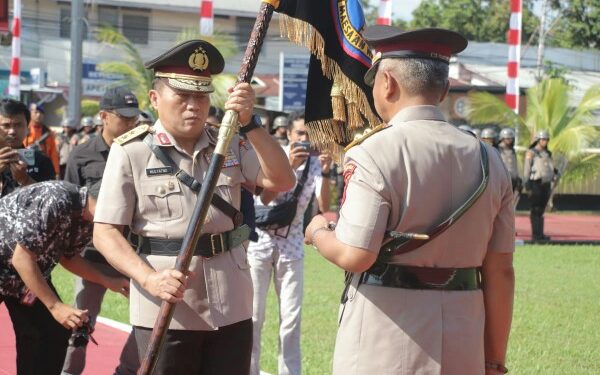 Irjen Pol Setyo Budiyanto Terima Pataka Polda Sulut dari Irjen Pol Mulyatno