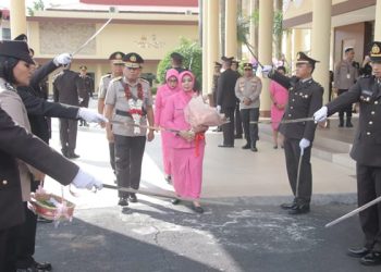 Tradisi Pedang Pora Iringi Perpisahan Irjen Pol Mulyatno di Mapolda Sulut