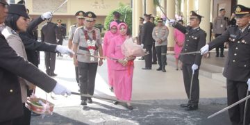 Tradisi Pedang Pora Iringi Perpisahan Irjen Pol Mulyatno di Mapolda Sulut