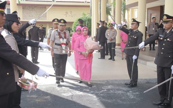 Tradisi Pedang Pora Iringi Perpisahan Irjen Pol Mulyatno di Mapolda Sulut