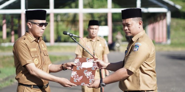 Gelar Apel Kerja Rutin, Bupati Bolsel Serahkan SK Plt Kepala Bapelitbangda