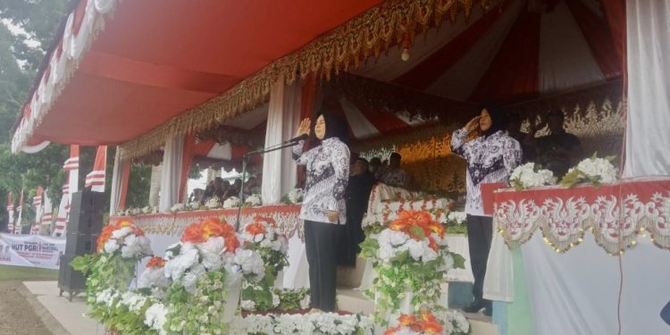 Wali Kota Tatong Bara Irup di HUt PGRI ke 77