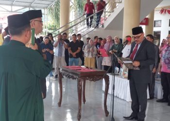 Limi Mokodompit Lantik dan Ambil Sumpah Tiga Pejabat Eselon II