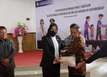 Tatong Bara Serahkan sejumlah Bantuan kepada Masyarakat