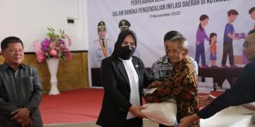 Tatong Bara Serahkan sejumlah Bantuan kepada Masyarakat