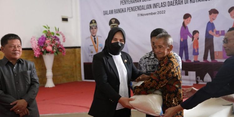 Tatong Bara Serahkan sejumlah Bantuan kepada Masyarakat