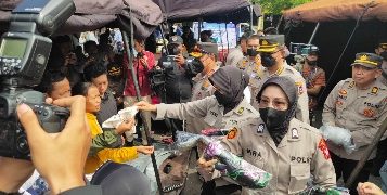 Selimut Hangat dari Ketum Bhayangkari untuk Pengungsi Gempa Cianjur