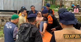 Brimob Polri Evakuasi Korban Gempa Cianjur di Desa Terisolir dengan Tandu