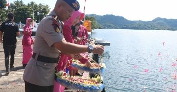 Ditpolairud Polda Sulut Gelar Upacara Tabur Bunga di Tandurusa