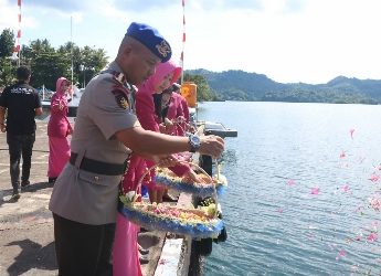 Ditpolairud Polda Sulut Gelar Upacara Tabur Bunga di Tandurusa