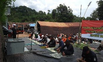 Polri Gelar Salat Jumat dan Salat Gaib Berjamaah di Lokasi Gempa Cianjur