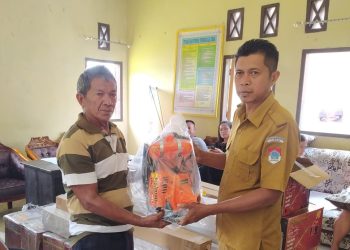 Pemdes Dodap Pantai Serahkan Bantuan Alat Mesin Pertanian kepada Kelompok Tani