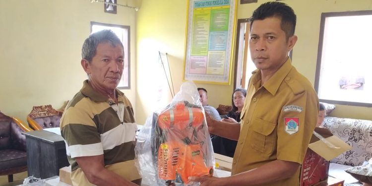 Pemdes Dodap Pantai Serahkan Bantuan Alat Mesin Pertanian kepada Kelompok Tani