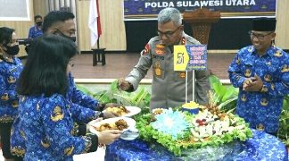Kapolda Sulut Potong Tumpeng HUT ke-51 Korpri, ini Harapannya