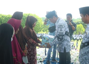 Bupati Sachrul Hadiri Serahkan Sembako bagi Warga Kurang Mampu