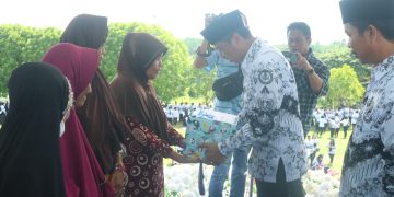 Bupati Sachrul Hadiri Serahkan Sembako bagi Warga Kurang Mampu