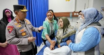 Jenguk Korban Bom Bunuh Diri Polsek Astana Anyar, Kapolri: Tetap Semangat Lindungi Masyarakat