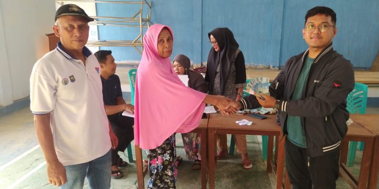 Pemdes Atoga Salurkan BLT DD Triwulan IV