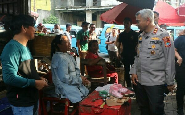 Pantau Aktifitas di TKB dan Pasar 45 Manado, Kapolda Bincang Akrab Bersama Warga