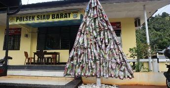 Unik dan Kreatif, Polsek Siau Barat ‘Sulap’ Knalpot Bising Sitaan Jadi Pohon Natal