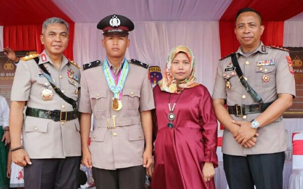 Anak Yatim Penjual Makanan Masak di Karombasan ini Dilantik Jadi Anggota Polri