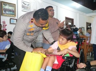 Maknai Natal, Polda Sulut Gelar Bakti Sosial di Panti Asuhan Sayap Kasih Tomohon