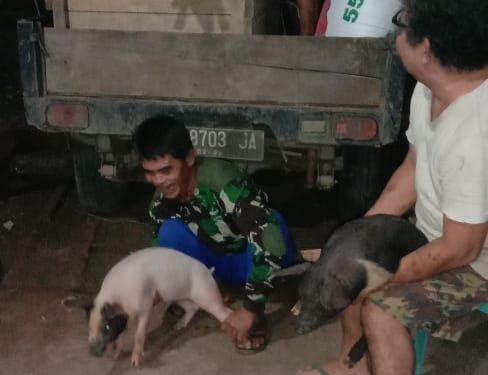 Tingkatkan Ekonomi Masyarakat Pasca Pandemi, Pemdes Dodap Mikasa Salurkan Bantuan Ternak