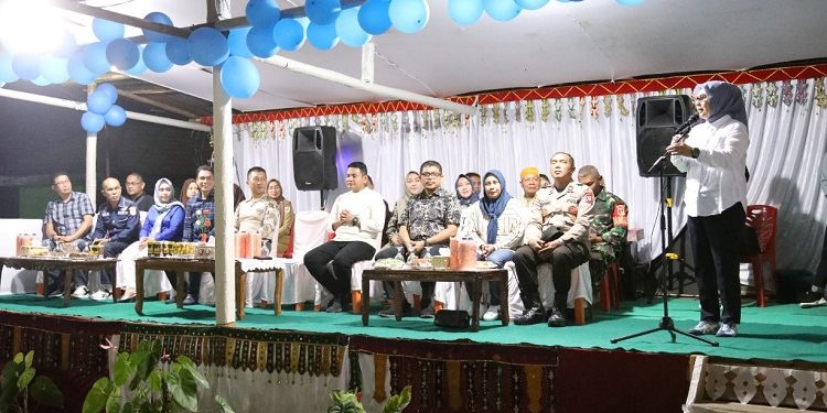 Tatong Bara Sumbang Ratusan Sak Semen di Kelurahan Motoboi Besar