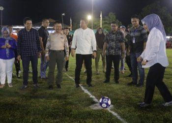 Tatong Bara Buka Turnamen Sepak Bola Wanita di Kelurahan Motoboi Besar