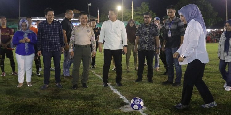 Tatong Bara Buka Turnamen Sepak Bola Wanita di Kelurahan Motoboi Besar