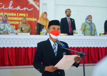 Ketua KPU Bolmut, Djunaidi Harundja saat menyampaikan sambutannya di depan ratusan PPS. (Foto : Istimewa)