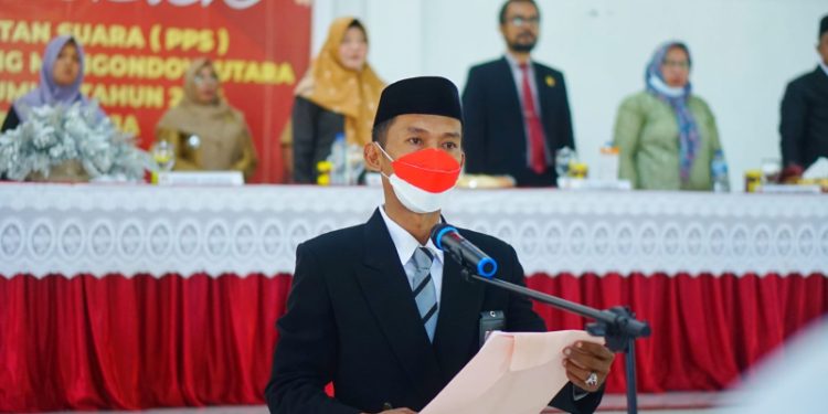 Ketua KPU Bolmut, Djunaidi Harundja saat menyampaikan sambutannya di depan ratusan PPS. (Foto : Istimewa)