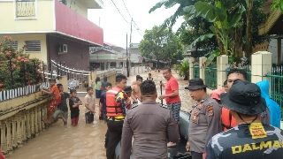 Polda Sulut dan Jajaran Lakukan Penanganan Banjir di Manado
