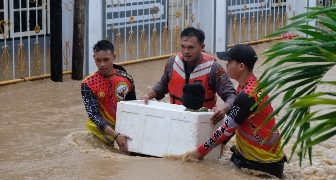 Samapta Polda Sulut dan Basarnas Evakuasi 6 Warga di Lokasi Banjir di Ternate Tanjung Lingkungan 3
