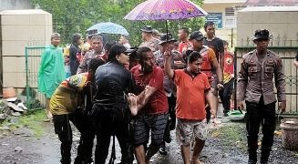Kisah Polwan Humas Polda Sulut, Meliput Sambil Bantu Evakuasi Korban Banjir