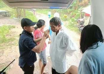Tim Dokkes Polda Sulut Lakukan Evakuasi dan Perawatan Medis Korban Banjir dan Tanah Longsor di Manado