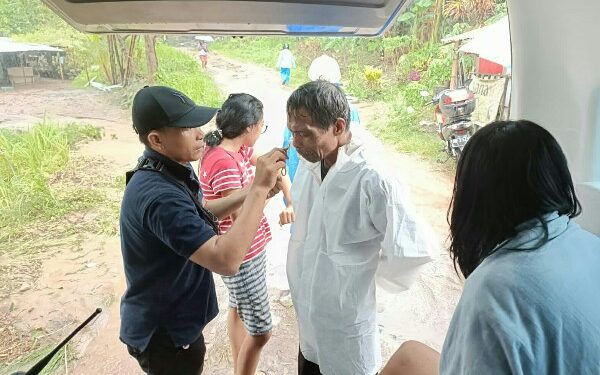 Tim Dokkes Polda Sulut Lakukan Evakuasi dan Perawatan Medis Korban Banjir dan Tanah Longsor di Manado