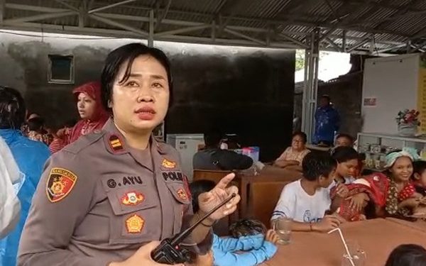 Kapolsek Mapanget Pimpin Evakuasi dan Beri Bantuan Korban Tanah Longsor di Kairagi 1