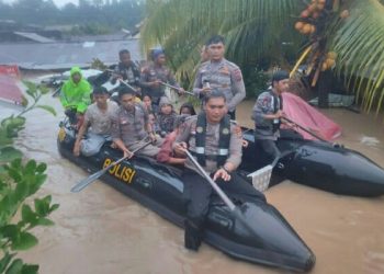 Ratusan Personel Polri Bantu Evakuasi Korban Banjir dan Tanah Longsor di Kota Manado