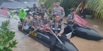 Ratusan Personel Polri Bantu Evakuasi Korban Banjir dan Tanah Longsor di Kota Manado