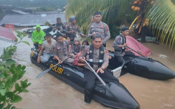 Ratusan Personel Polri Bantu Evakuasi Korban Banjir dan Tanah Longsor di Kota Manado