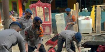 Pasca Banjir Manado, Pasukan Brimob Lakukan Bersih-Bersih di Mahawu dan Bailang