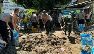 3 Hari Pasca Banjir Manado, Personel TNI-Polri Lakukan Kerja Bakti Bersih-Bersih Lingkungan