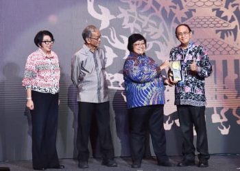 Diterima Bupati ROR, Minahasa Raih Piala Adipura