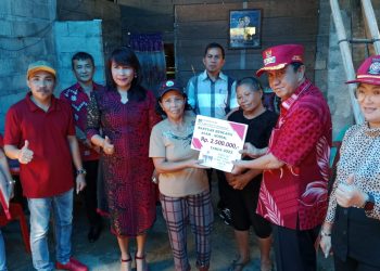 Dampak Bencana Badai, Bupati ROR Serahkan Bantuan di Desa Raringis Selatan