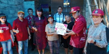 Dampak Bencana Badai, Bupati ROR Serahkan Bantuan di Desa Raringis Selatan