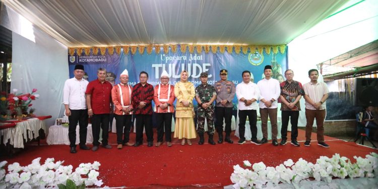Didampingi Nayodo, Tatong Bara Hadiri Upacara Adat Tulude Jemaat GMIBM Pniel Gogagoman