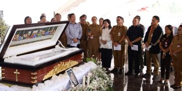 Melayat di Rumah Duka Almarhum Novi Egam, ROR-RD: Pemkab Minahasa Turut Berduka