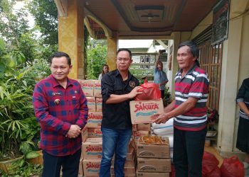 Peringati HPN 2023, Pemkab Minhasa Gandeng PWI Salurkan Bansos di Kanonang