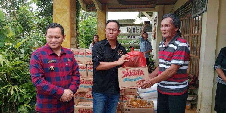 Peringati HPN 2023, Pemkab Minhasa Gandeng PWI Salurkan Bansos di Kanonang